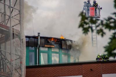 Stuttgart Vaihingen: Bei Dacharbeiten entzuendet sich Dachpappe